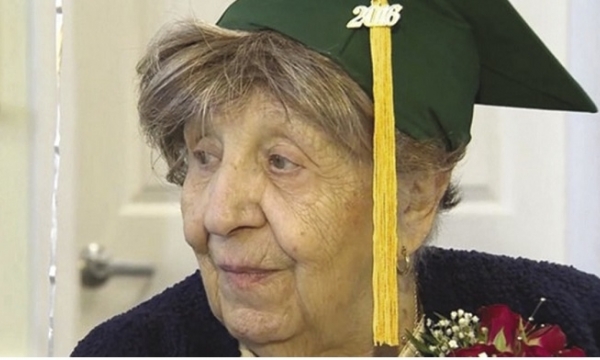 Bà cụ 100 tuổi mới nhận bằng tốt nghiệp phổ thông